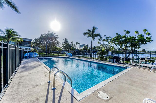 960 Crystal Lake Drive 115, Pompano Beach, FL 33064