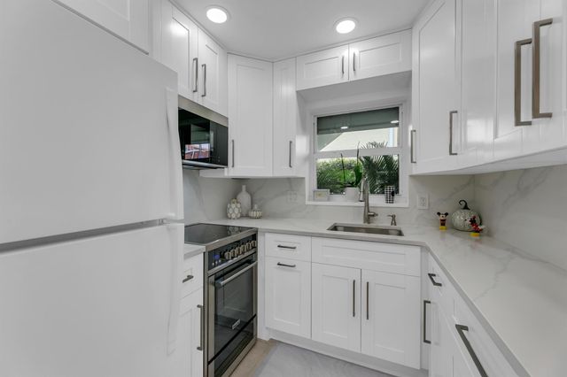 960 Crystal Lake Drive 115, Pompano Beach, FL 33064
