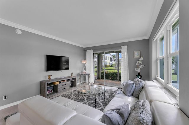 960 Crystal Lake Drive 115, Pompano Beach, FL 33064