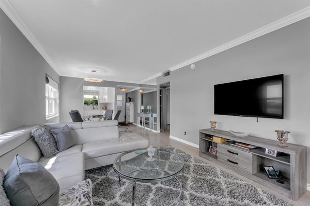 960 Crystal Lake Drive 115, Pompano Beach, FL 33064