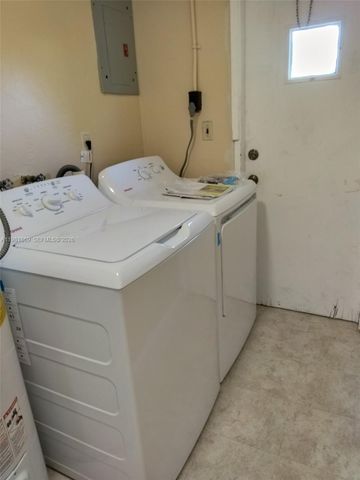 2421 SW 6th St, Fort Lauderdale, FL 33312