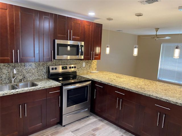 2421 SW 6th St, Fort Lauderdale, FL 33312