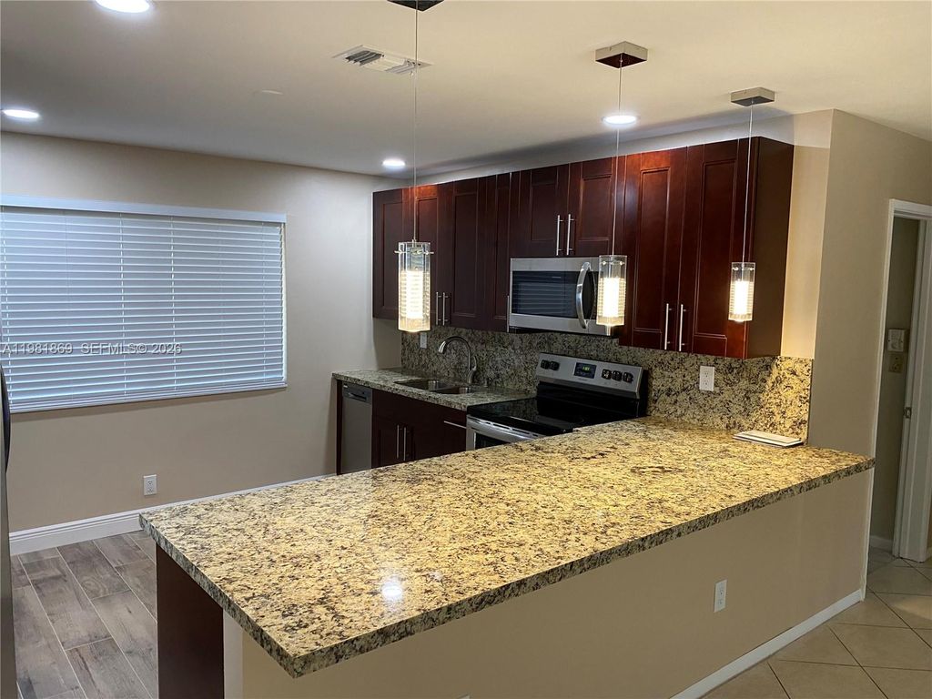 2421 SW 6th St, Fort Lauderdale, FL 33312