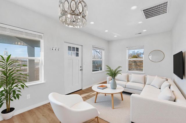 812 Arno Street SE, Albuquerque, NM 87102