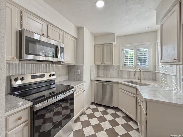 1410 Giselle Ln, San Antonio, TX 78232