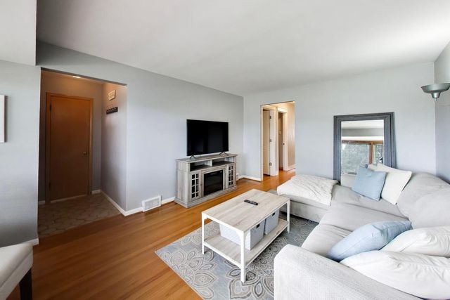 5652 S Parkside Avenue, Chicago, IL 60638