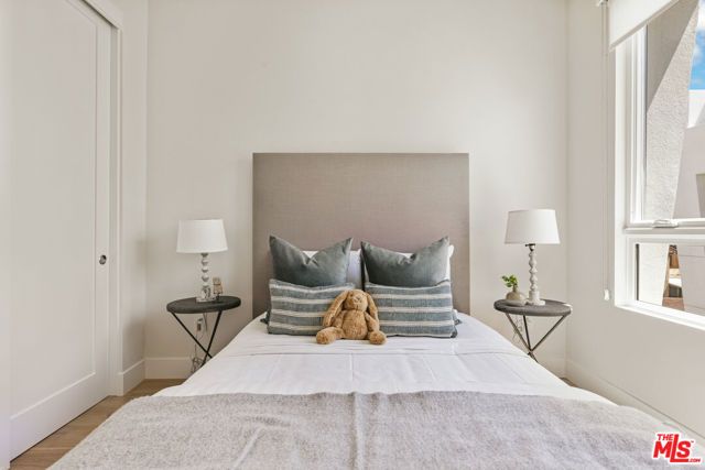 3220 S Barrington Avenue, Los Angeles, CA 90066