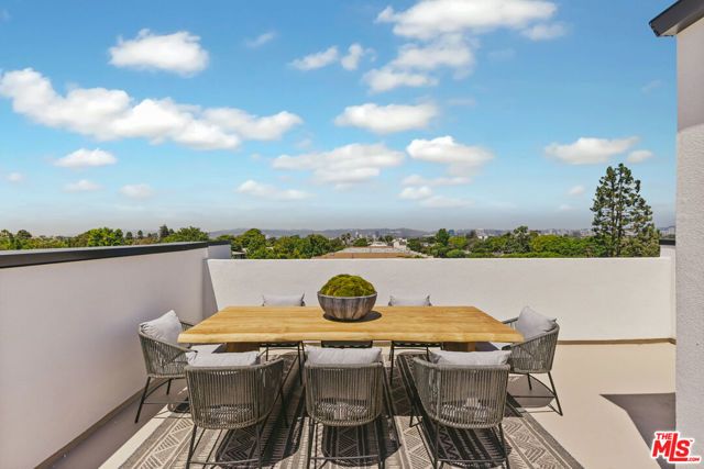 3220 S Barrington Avenue, Los Angeles, CA 90066