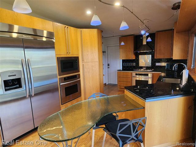 6660 Woodbank Drive, Bloomfield Village, MI 48301