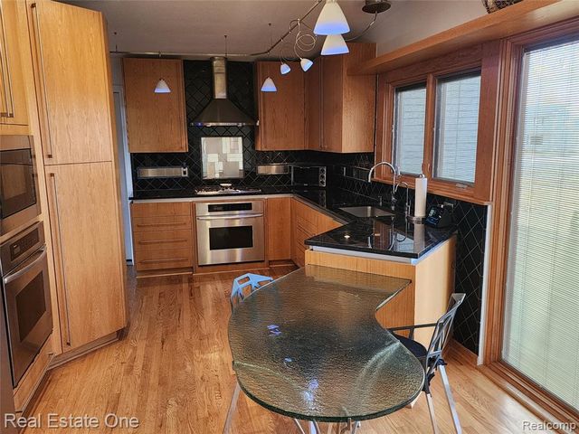 6660 Woodbank Drive, Bloomfield Village, MI 48301