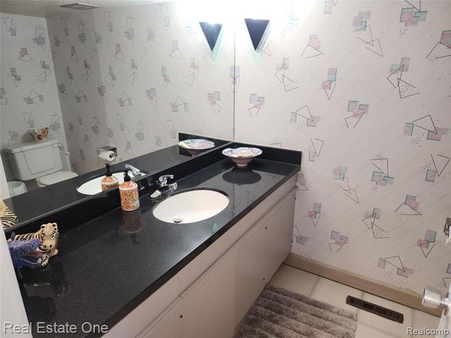 6660 Woodbank Drive, Bloomfield Village, MI 48301