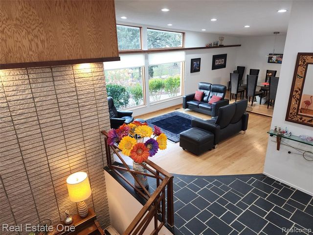 6660 Woodbank Drive, Bloomfield Village, MI 48301