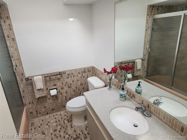 6660 Woodbank Drive, Bloomfield Village, MI 48301