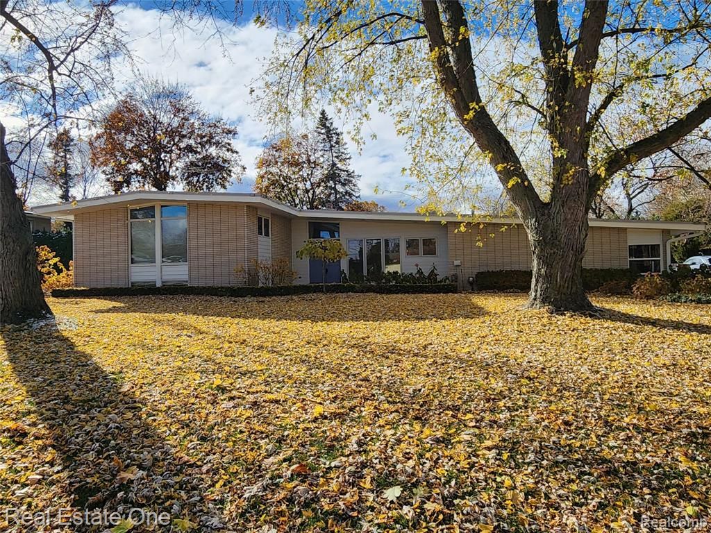 6660 Woodbank Drive, Bloomfield Village, MI 48301