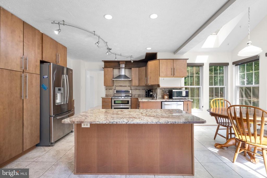 Image 14 of property listing at 5505 LAKE RIDGE TER, Bowie, MD 20720