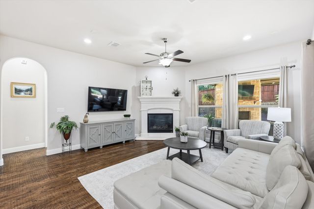 708 Petunia Drive, Lantana, TX 76226