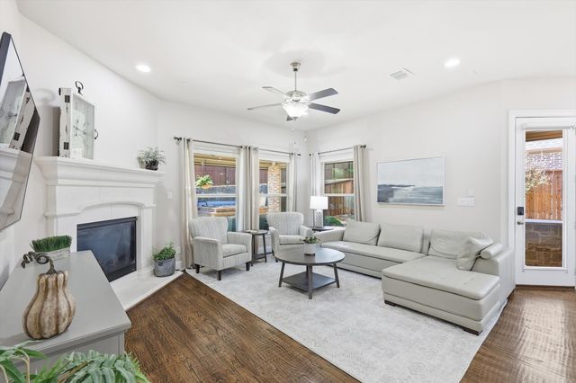 708 Petunia Drive, Lantana, TX 76226