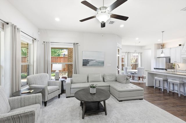 708 Petunia Drive, Lantana, TX 76226