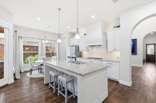 708 Petunia Drive, Lantana, TX 76226