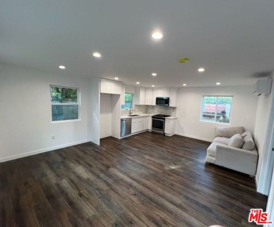 7729 Wynne Avenue, Reseda (los Angeles), CA 91335