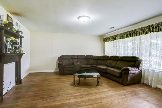 822 N Meyer Street, Sealy, TX 77474