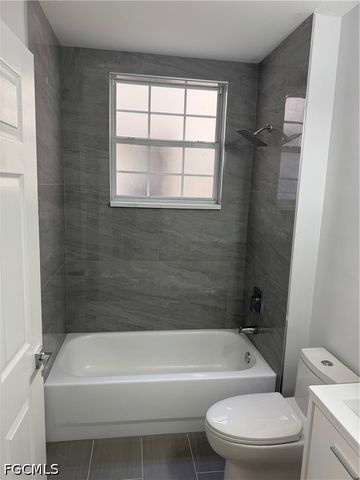3063 Horizon LN 1501, Naples, FL 34109