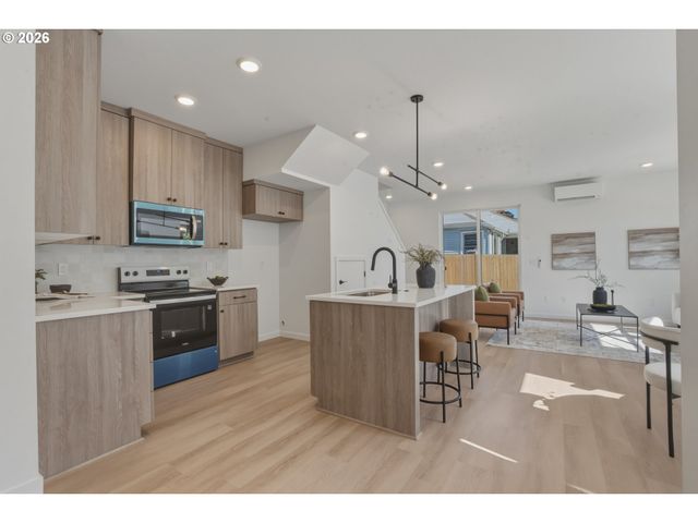 6189 N Albina Ave 1, Portland, OR 97217