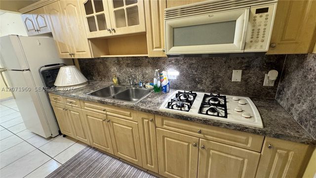 160 NE 203rd Ter E20, Miami Gardens, FL 33179