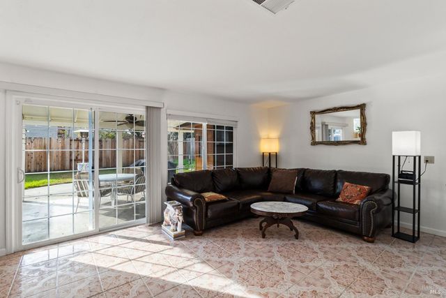 160 Bristol Dr, Vacaville, CA 95687