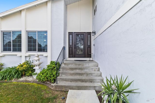 160 Bristol Dr, Vacaville, CA 95687