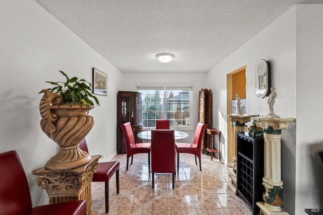 160 Bristol Dr, Vacaville, CA 95687