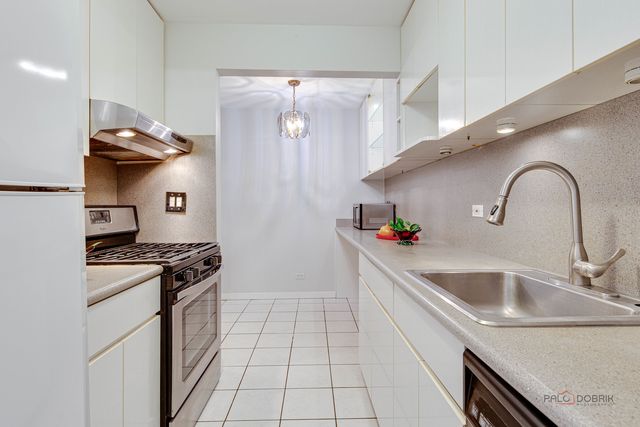 9 Oak Creek Drive 1903, Buffalo Grove, IL 60089