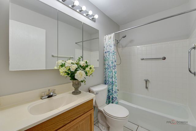 9 Oak Creek Drive 1903, Buffalo Grove, IL 60089