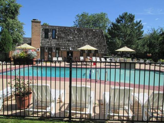 9 Oak Creek Drive 1903, Buffalo Grove, IL 60089