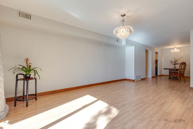 9 Oak Creek Drive 1903, Buffalo Grove, IL 60089