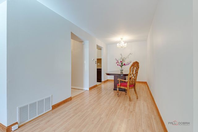 9 Oak Creek Drive 1903, Buffalo Grove, IL 60089