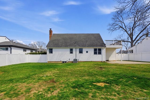 120 Willow Street, Massapequa Park, NY 11762