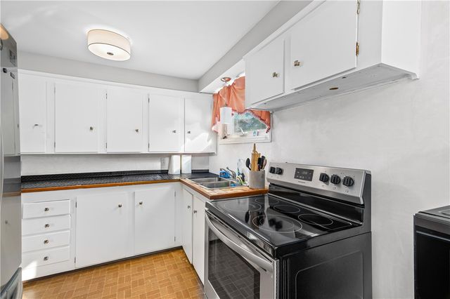 28 Hoyt Street, Warwick, RI 02886