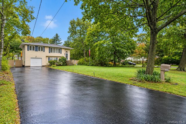 102 Robinson Avenue, Medford, NY 11763