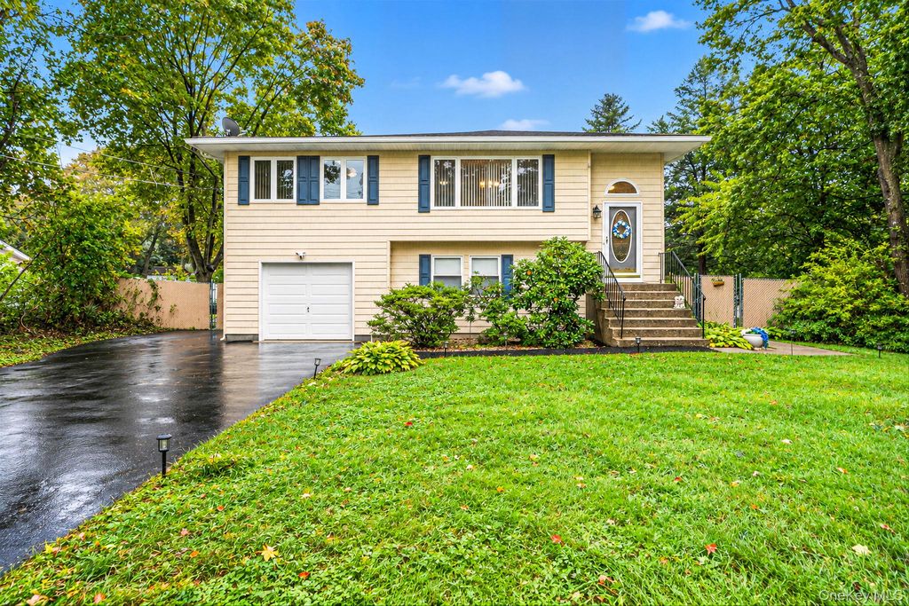 102 Robinson Avenue, Medford, NY 11763
