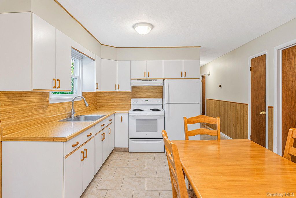 102 Robinson Avenue, Medford, NY 11763 — photo 5