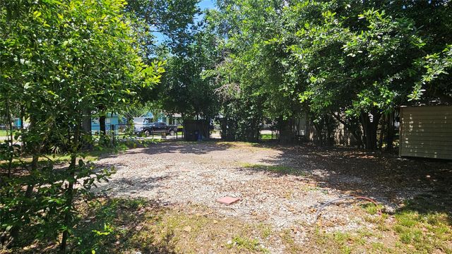 410 Baker Avenue, Bacliff, TX 77518