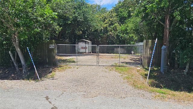 410 Baker Avenue, Bacliff, TX 77518