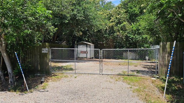 410 Baker Avenue, Bacliff, TX 77518