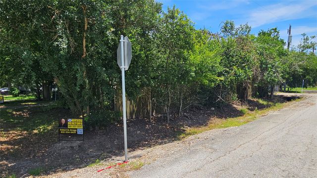 410 Baker Avenue, Bacliff, TX 77518