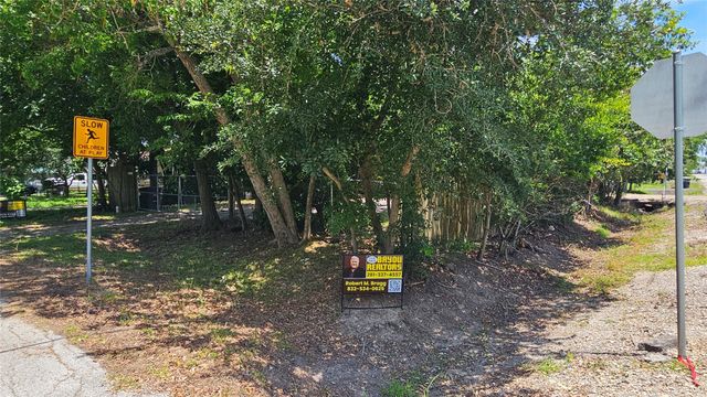 410 Baker Avenue, Bacliff, TX 77518