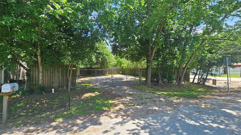 410 Baker Avenue, Bacliff, TX 77518
