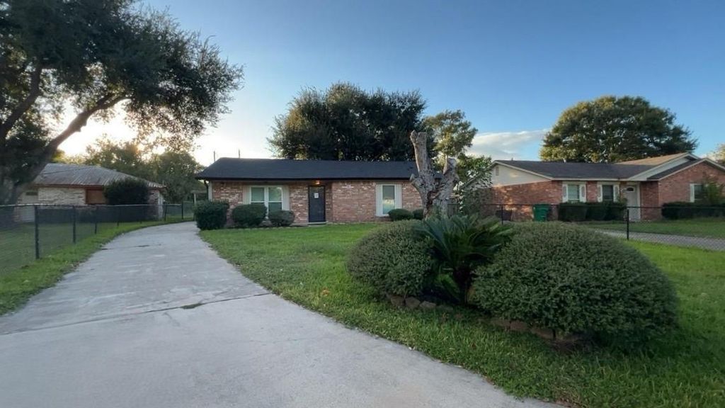 1226 Valley Drive, Angleton, TX 77515