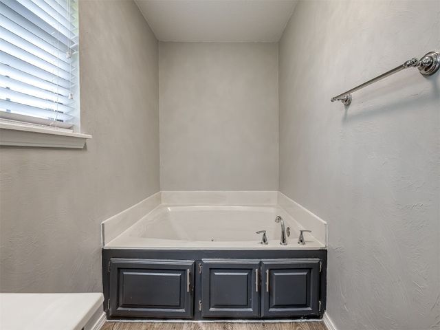 1523 E Twin Brook Terrace, Mustang, OK 73064