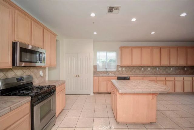 6184 Medinah, Fontana, CA 92336